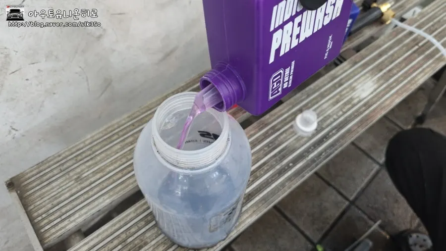 Cleaning inner gaps after opening a car door