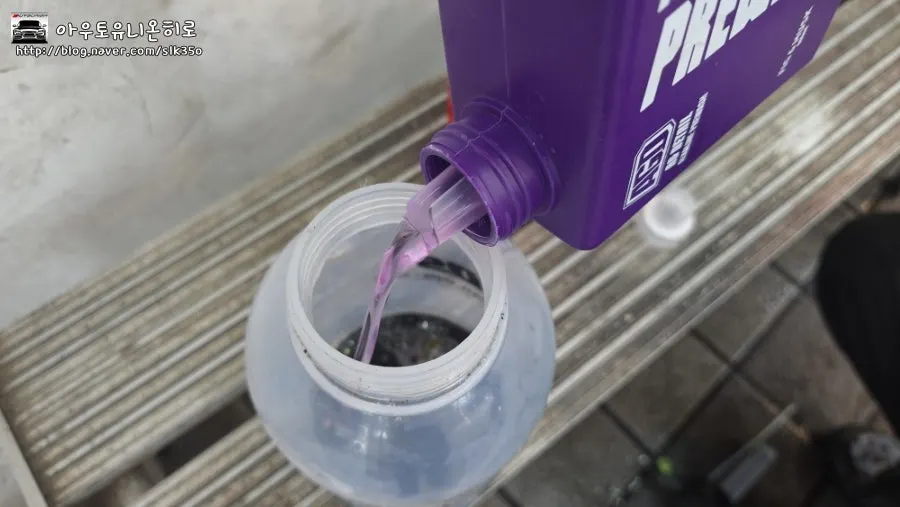 Cleaning the inner gaps of a Benz door