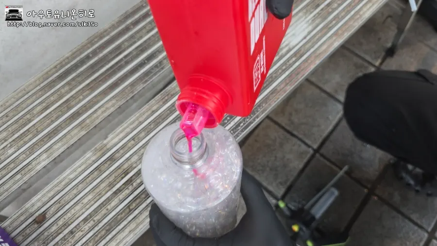 Preparing acidic cleaner for foam spraying