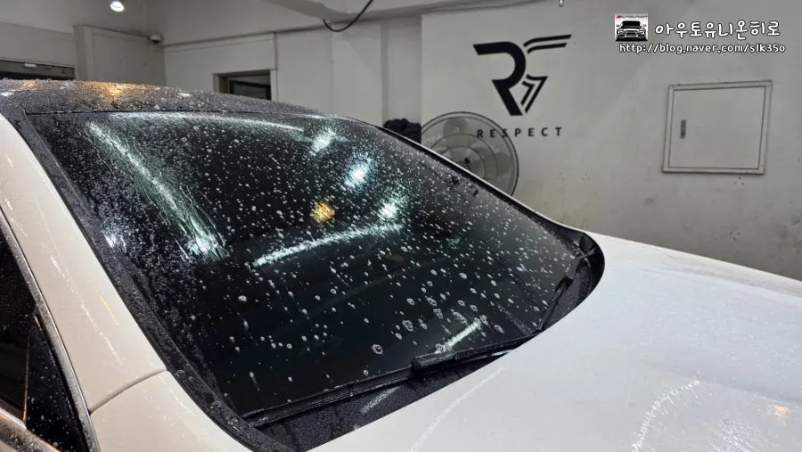 Cleaning a vehicle exterior with alkaline pre-wash