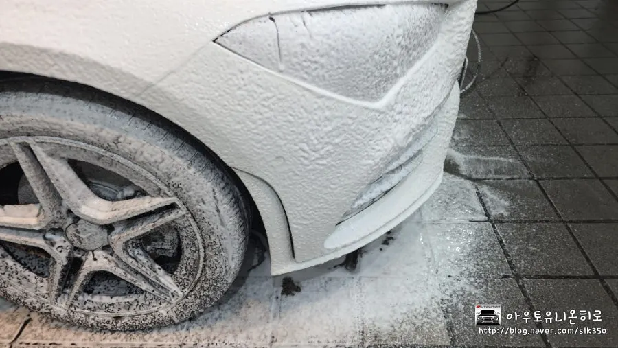 Loosening exterior grime with snow foam