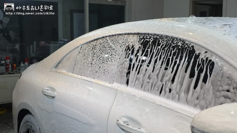 Wiping a foam-covered vehicle with a wash mitt