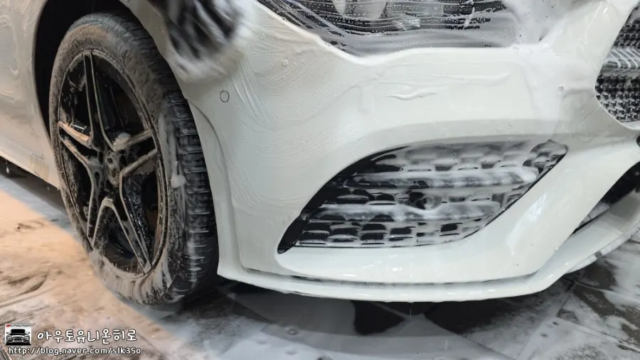 Cleaning grime from a vehicle exterior with a wash mitt