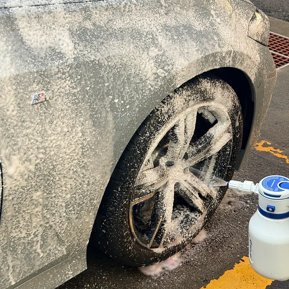 프리워시를 분사하고 오염을 불리는 차량