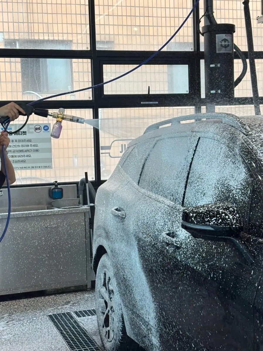 Foam lance for spraying alkaline pre-wash foam