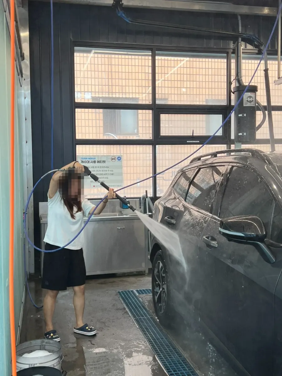 Letting pre-wash foam dwell before high-pressure rinsing