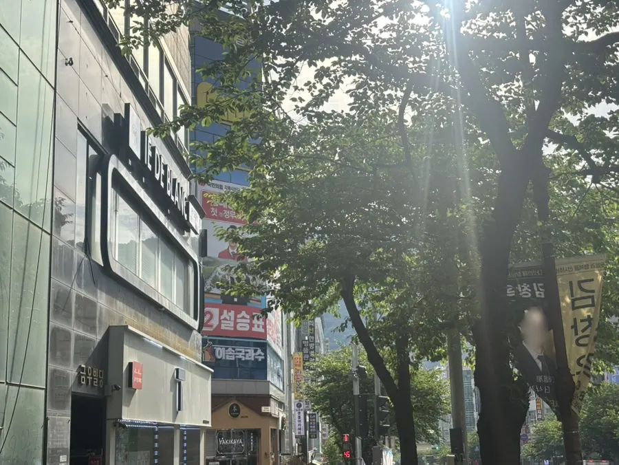 아이드블랑 김해삼계가 있는 건물 주변 상권 모습