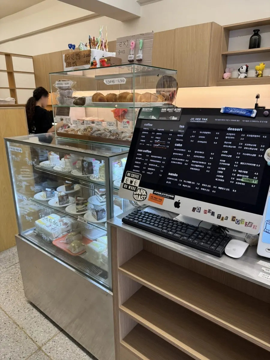Dessert showcase at Jo Hui-tak Coffee