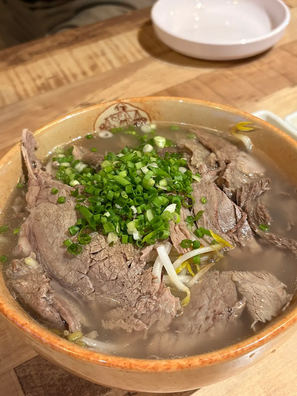 부드러운 양지 고기가 올라간 쌀국수