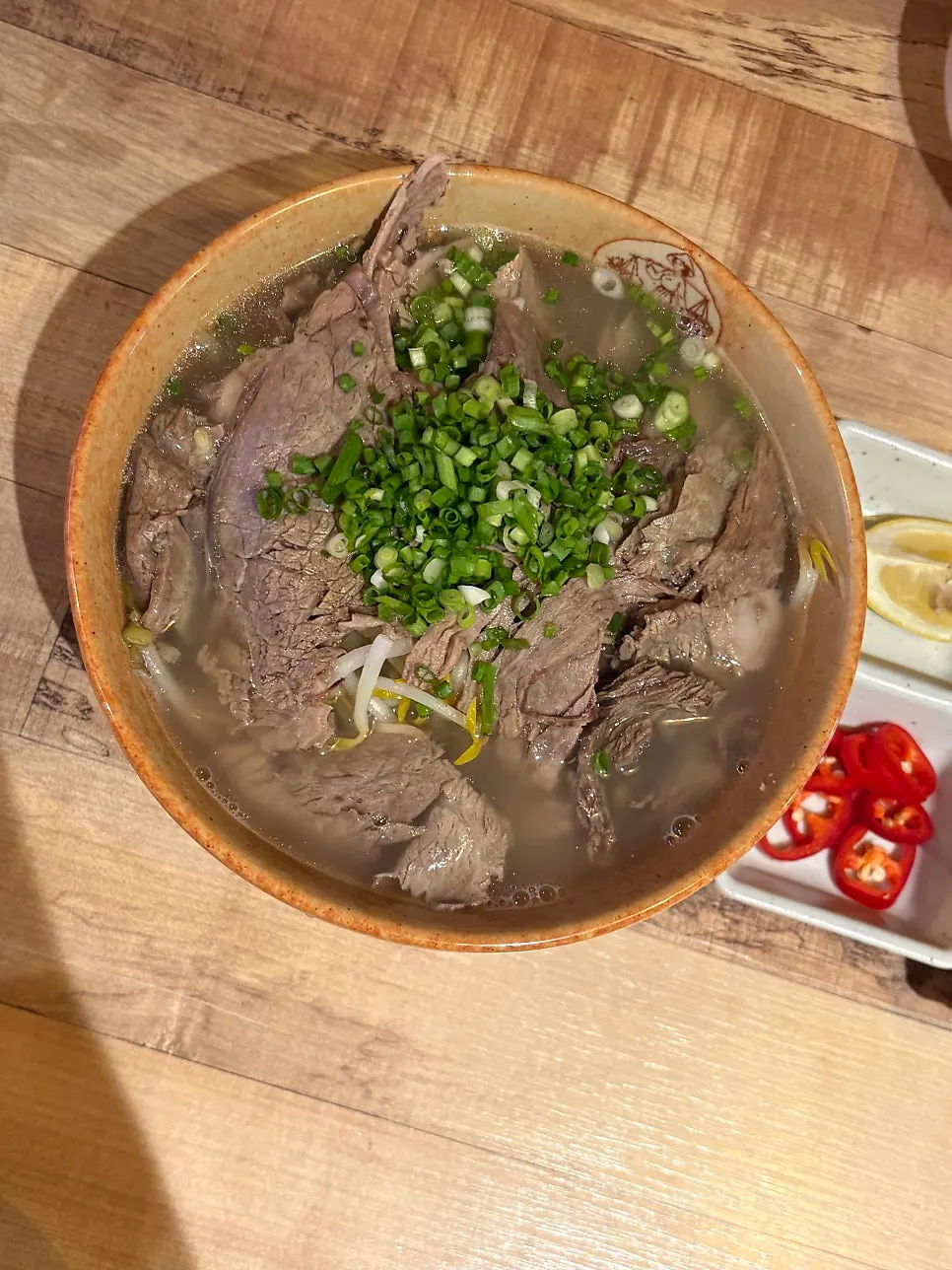 맑은 육수의 양지쌀국수 한 그릇