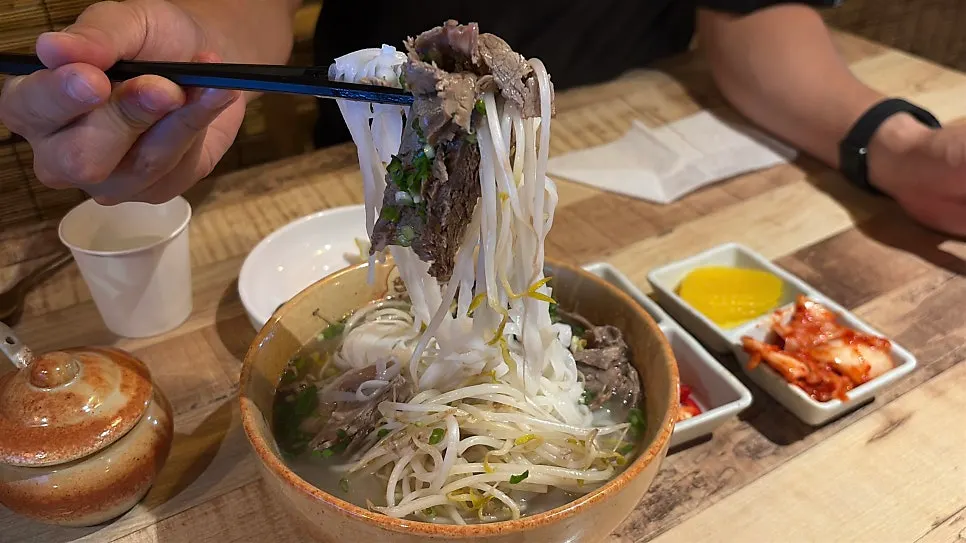 매운 소스에 면을 덜어 비벼 먹는 모습