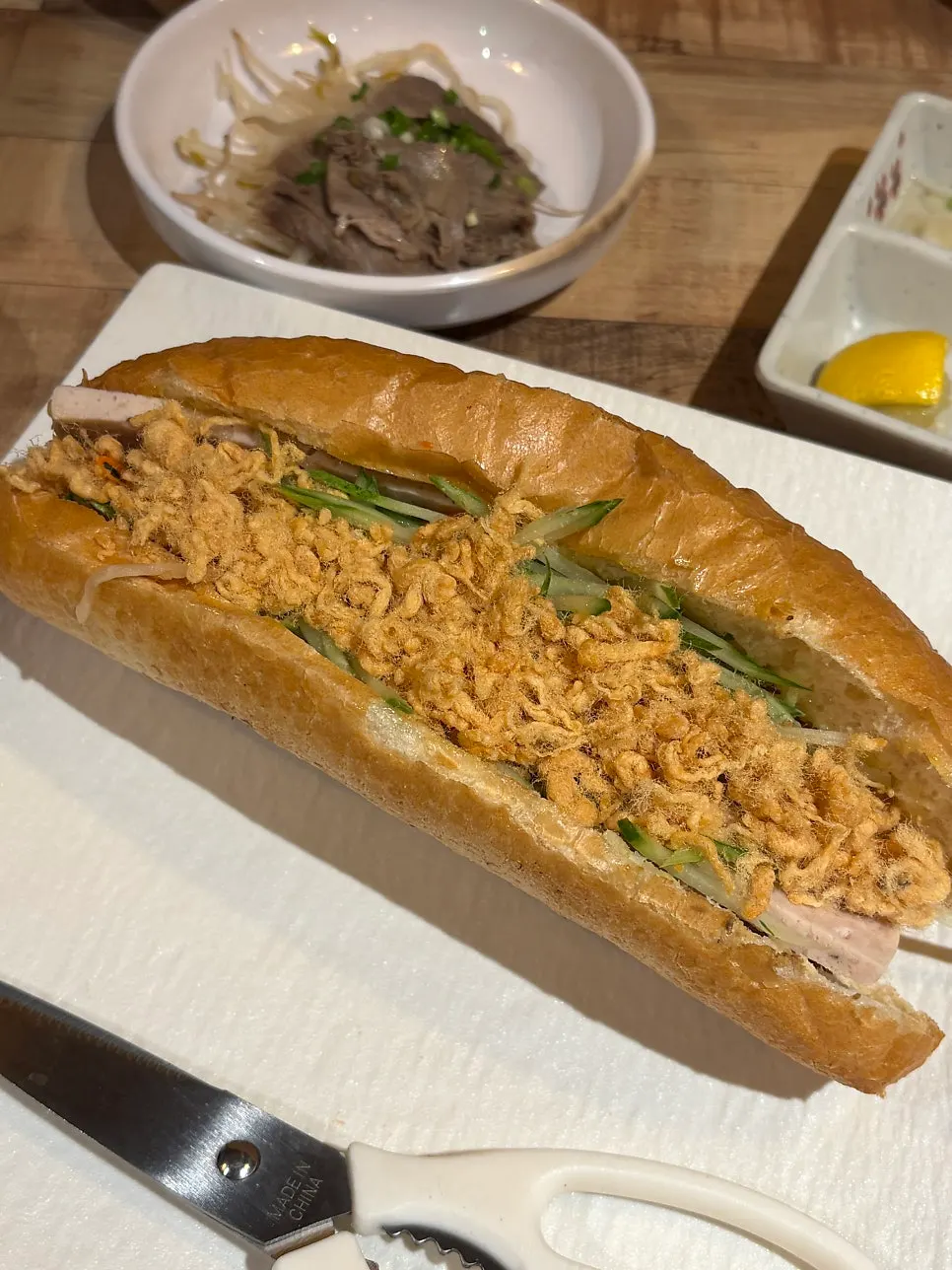 쌀국수 면과 국물 클로즈업