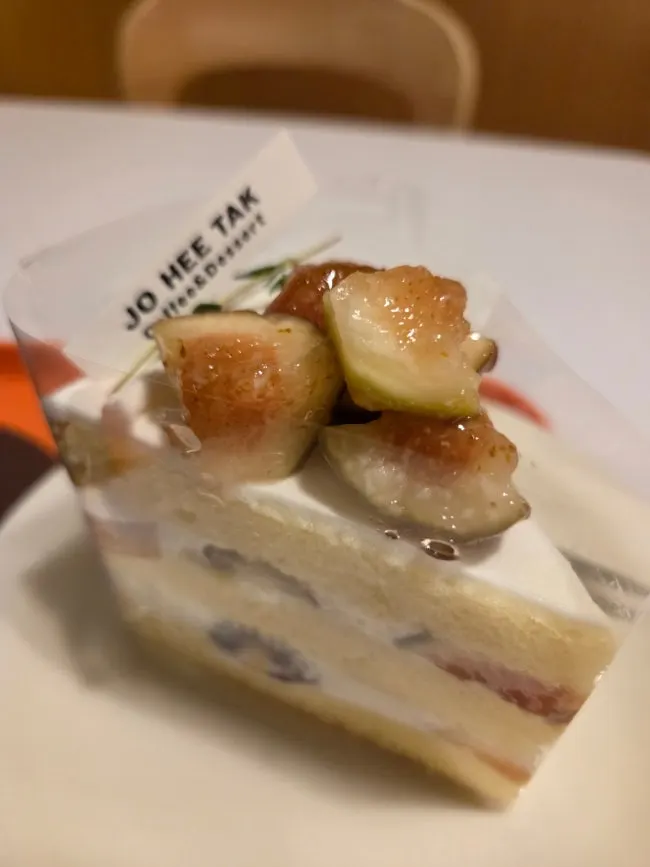 Cross-section of the fig cake showing cream and sponge