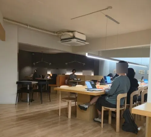 넓게 빠진 조희탁커피 홀 전경