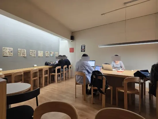 간격이 넉넉한 조희탁커피 테이블 좌석