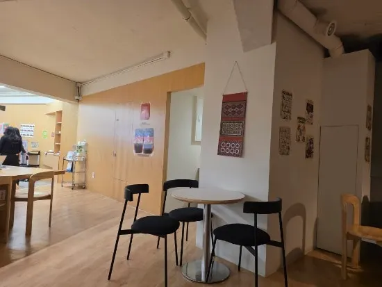 혼자 또는 둘이 앉기 좋은 카페 좌석