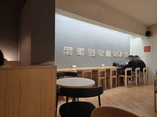 조용한 분위기의 조희탁커피 안쪽 자리