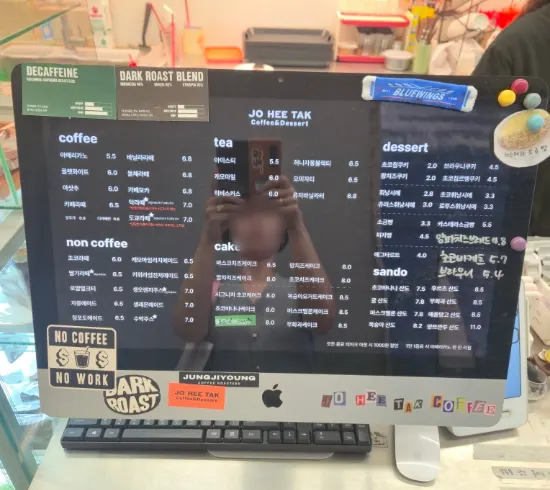 케이크가 가득한 조희탁커피 쇼케이스