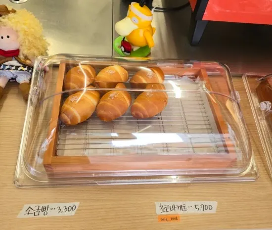 지난 방문에는 없던 빵 진열 모습