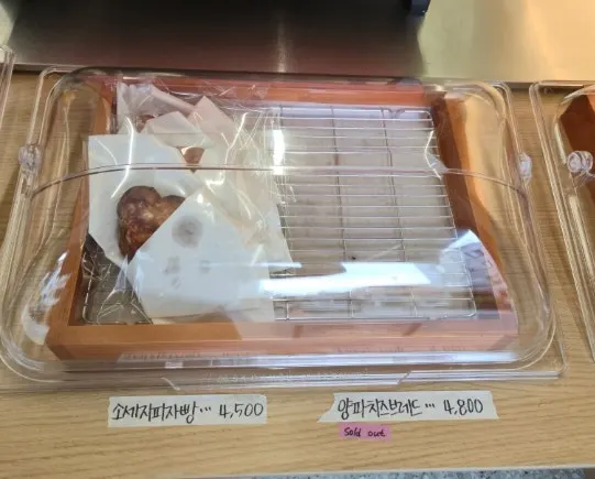 조희탁커피 빵과 쿠키 진열 코너