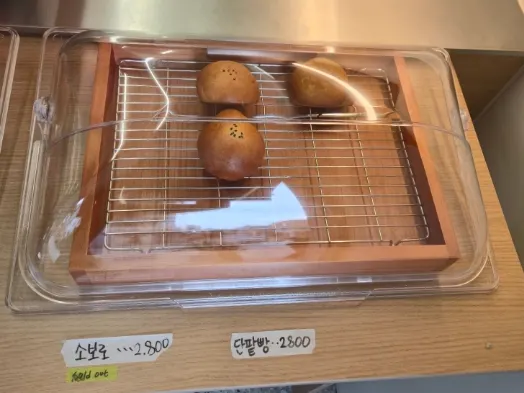 고민하게 되는 디저트 쇼케이스 클로즈업