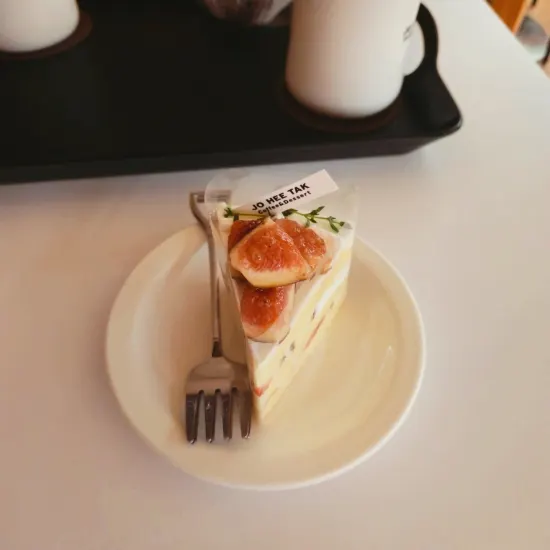 테이블에 놓인 무화과 케이크와 에그타르트