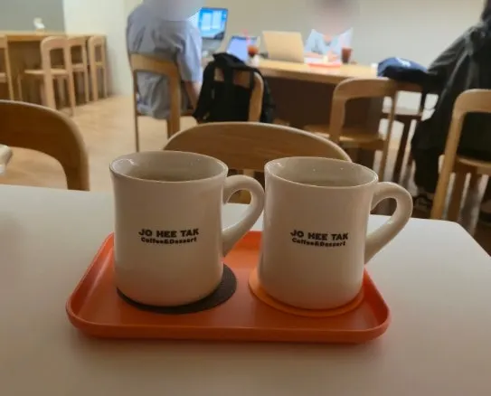 커피와 함께 놓인 디저트 접시