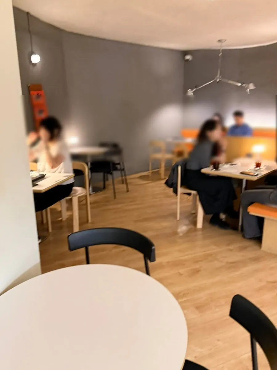 조희탁커피 단체 좌석이 있는 내부