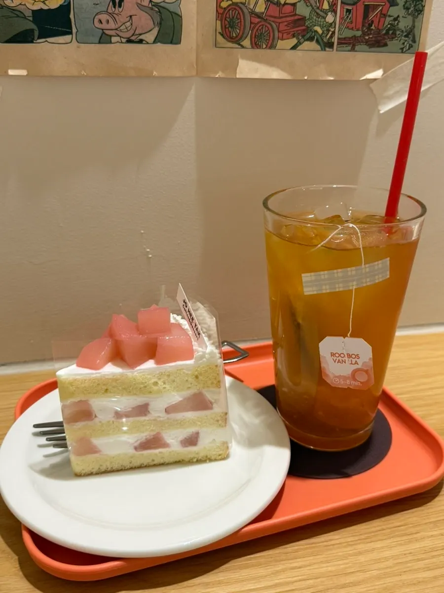 조희탁커피 주문한 음료와 케이크 세팅