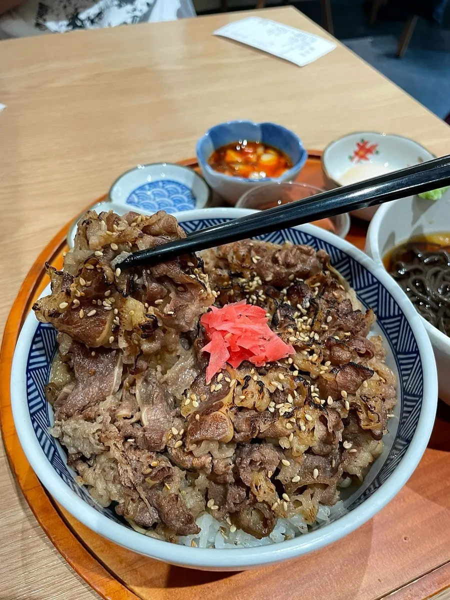푸짐하게 차려진 규동 정식 한 상