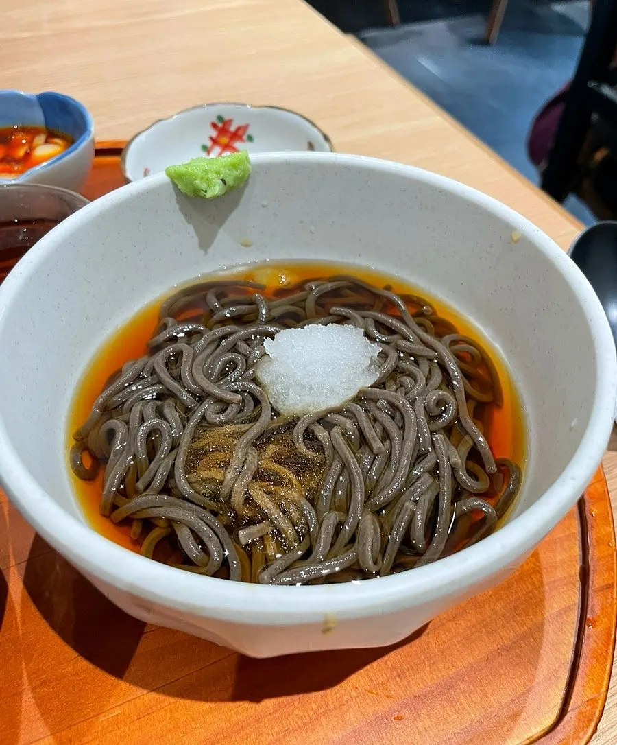 토핑이 가득한 규동 소고기 한 젓가락