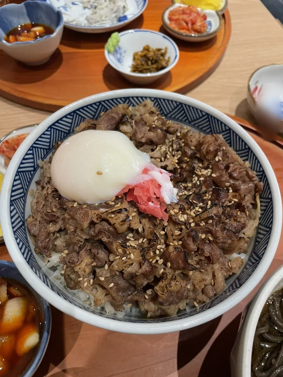 후식으로 나온 매실 주스와 규동 상차림