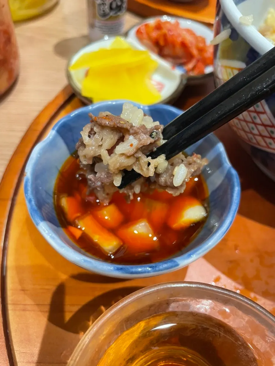 노른자와 소고기를 비벼 뜬 규동 한 숟가락