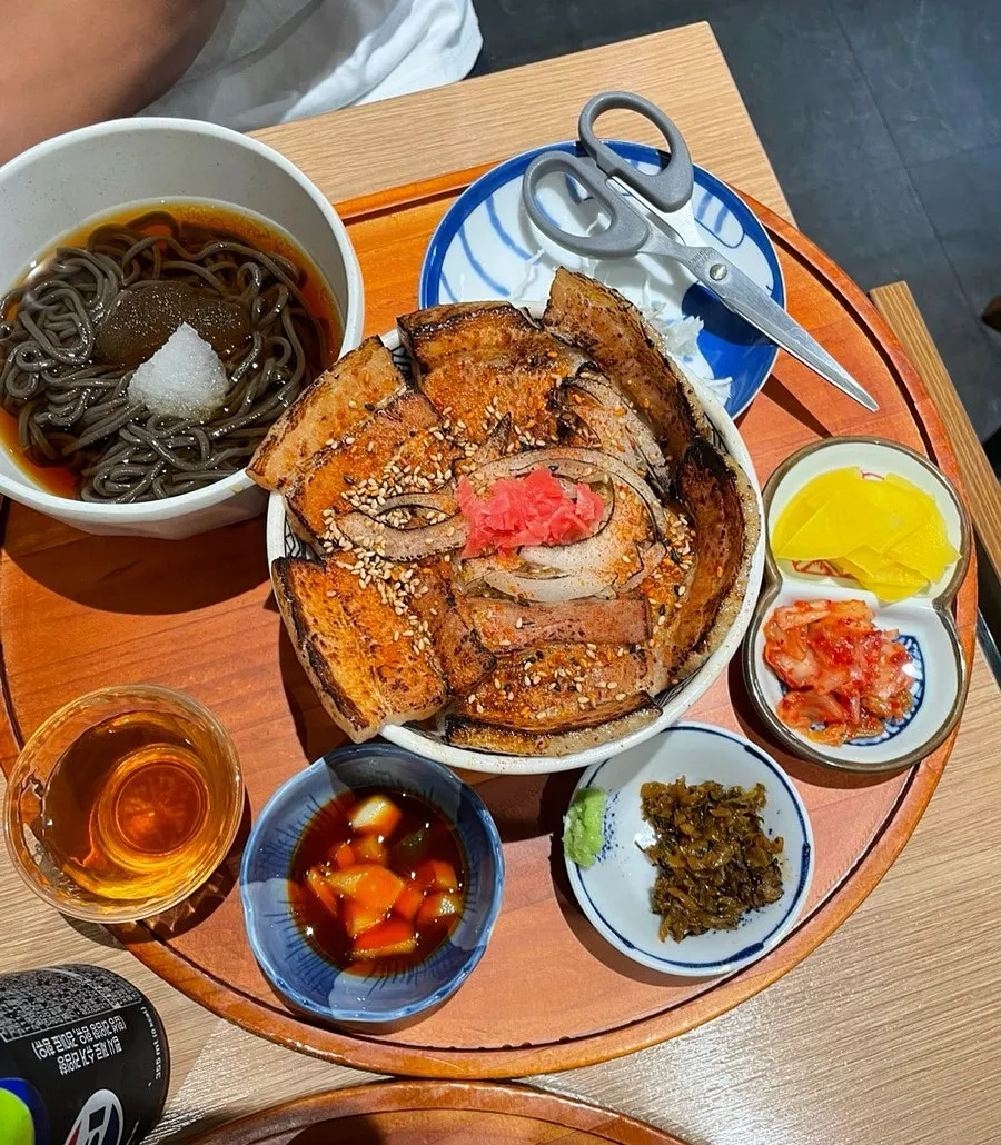 양파가 든 매운소스를 곁들인 덮밥