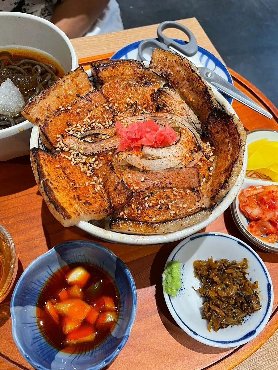 꽃 모양으로 둥글게 올라간 차슈동