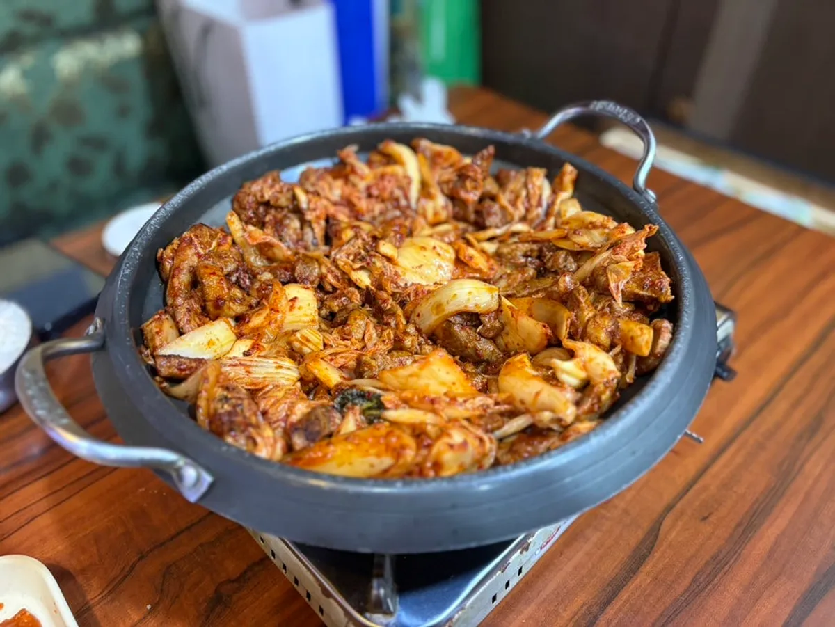 팬에 담긴 돼지김치구이 중 사이즈