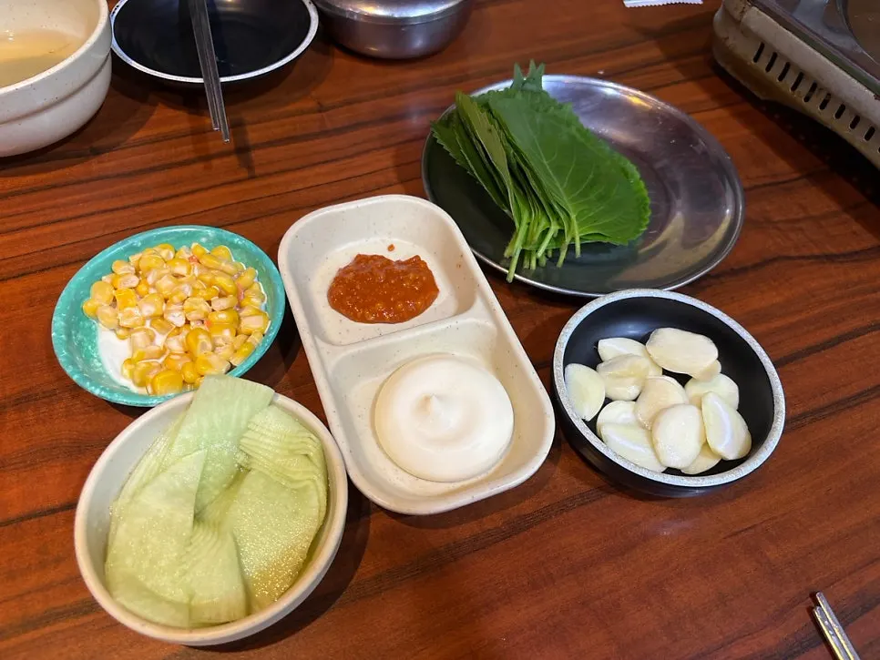 깻잎과 콘옥수수, 무쌈 등 기본 반찬