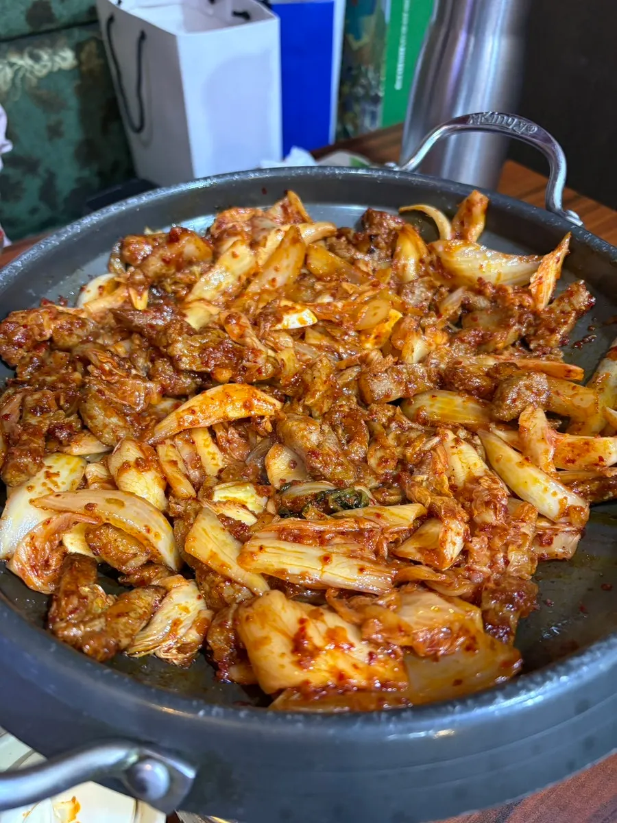 김치와 양파 사이 돼지고기가 들어간 팬