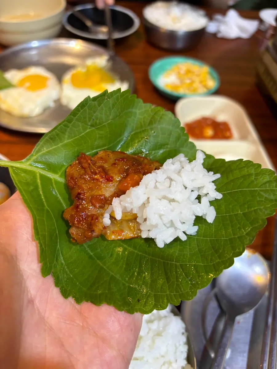 깻잎에 김치구이와 마요네즈, 쌈장, 마늘을 올린 쌈