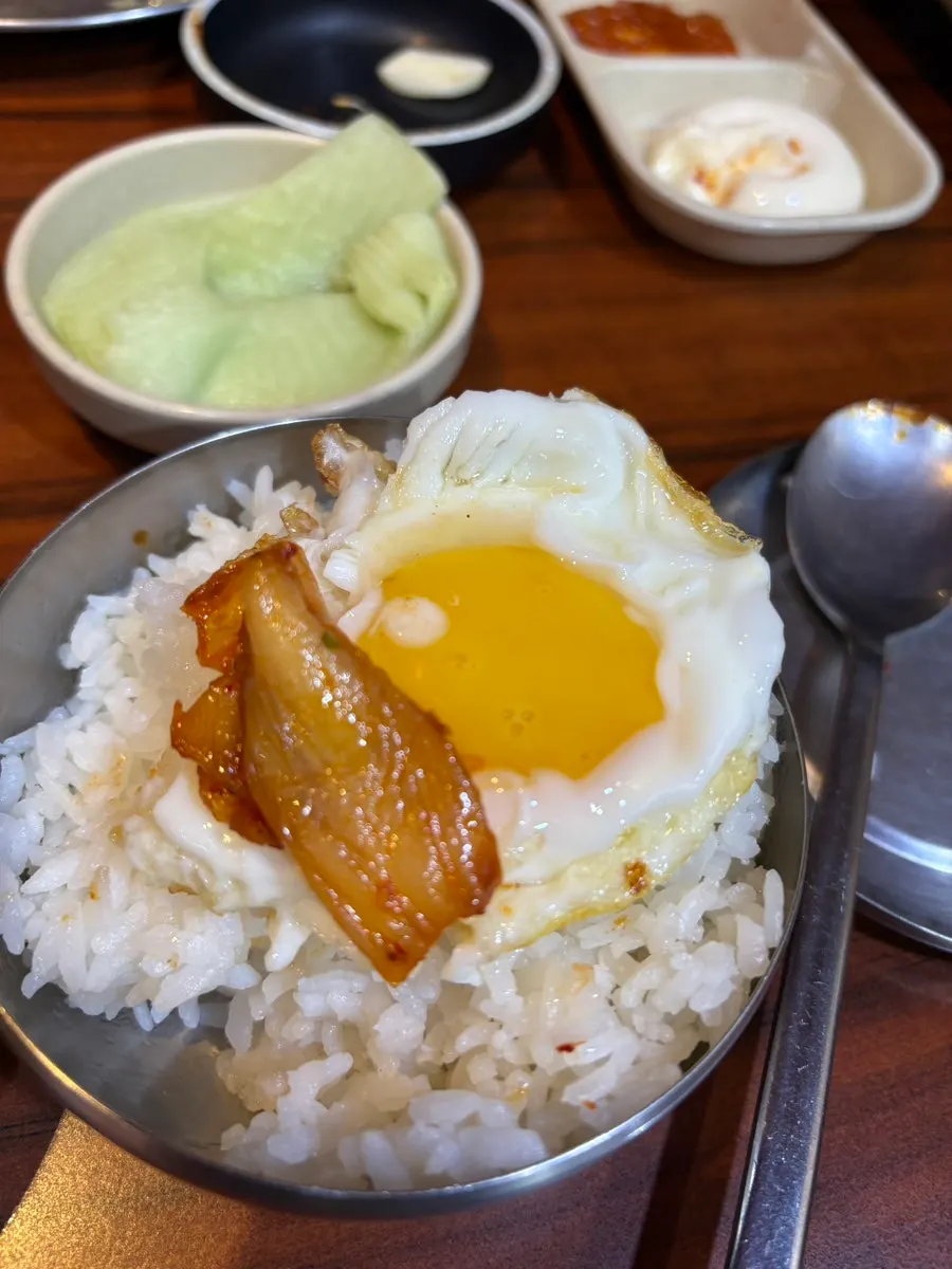 노른자가 살아 있는 계란후라이 접시