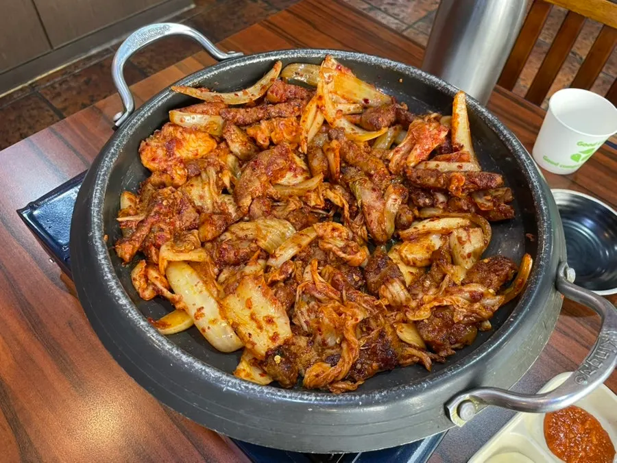 돼지김치구이 상차림과 쌈 채소