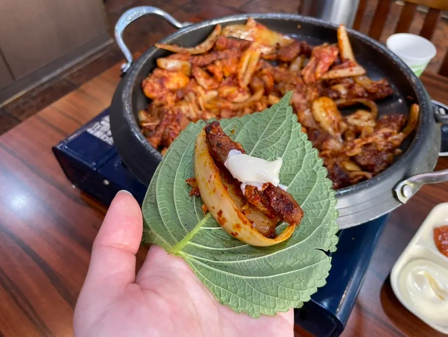 깻잎에 고기와 김치를 올린 쌈