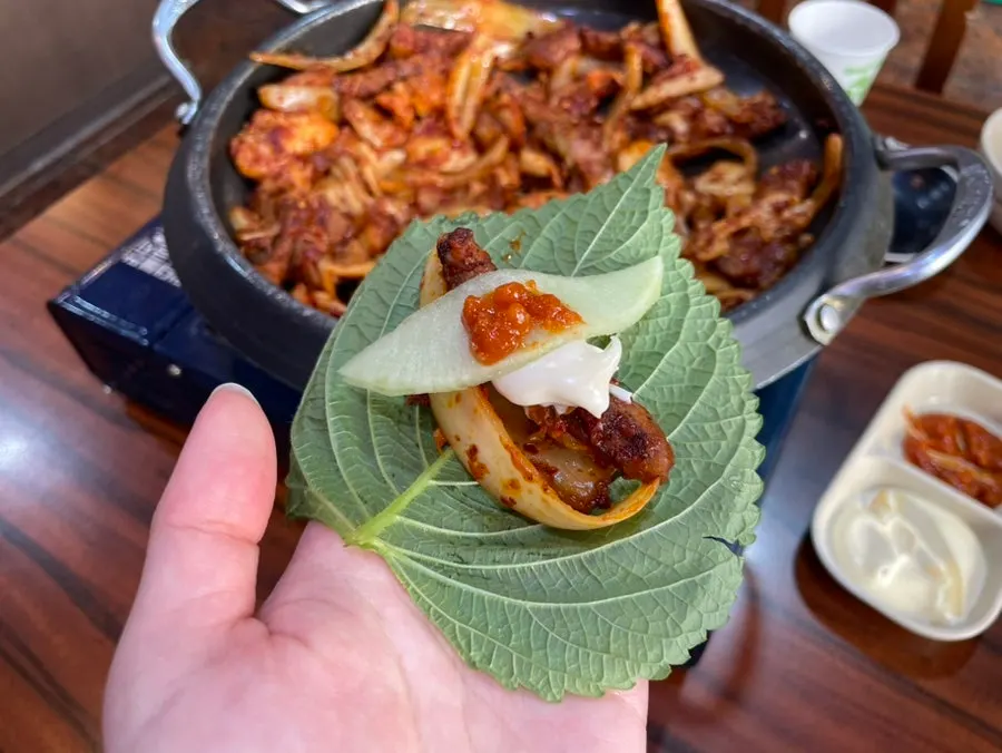 마늘과 쌈장을 올린 깻잎쌈