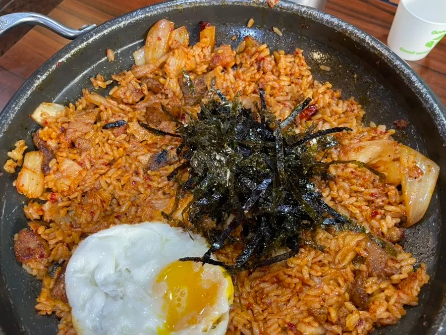 먹다 남긴 고기와 김치