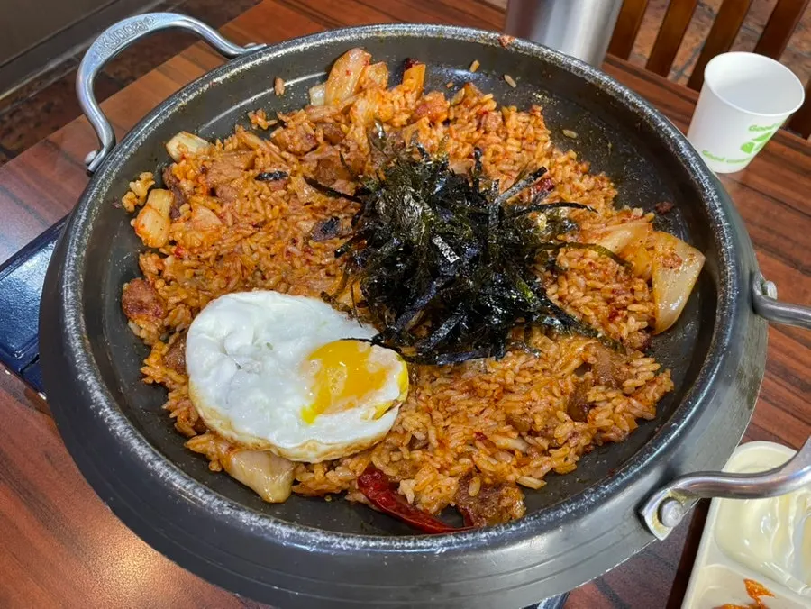 계란후라이를 올린 볶음밥