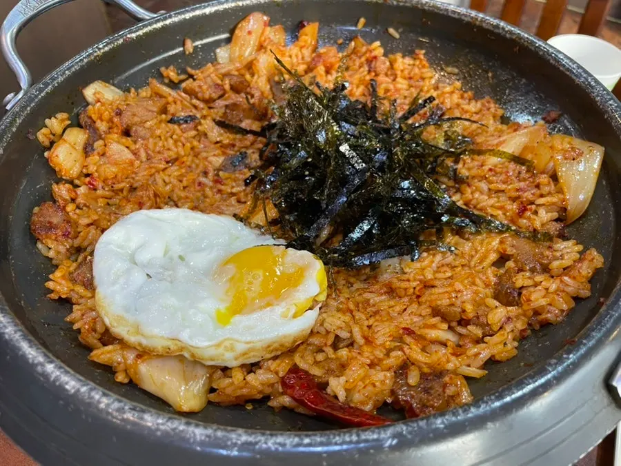 반숙 노른자를 터뜨린 볶음밥
