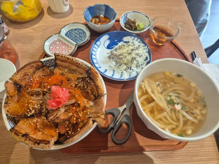 규동집 아주대점 한상 차림