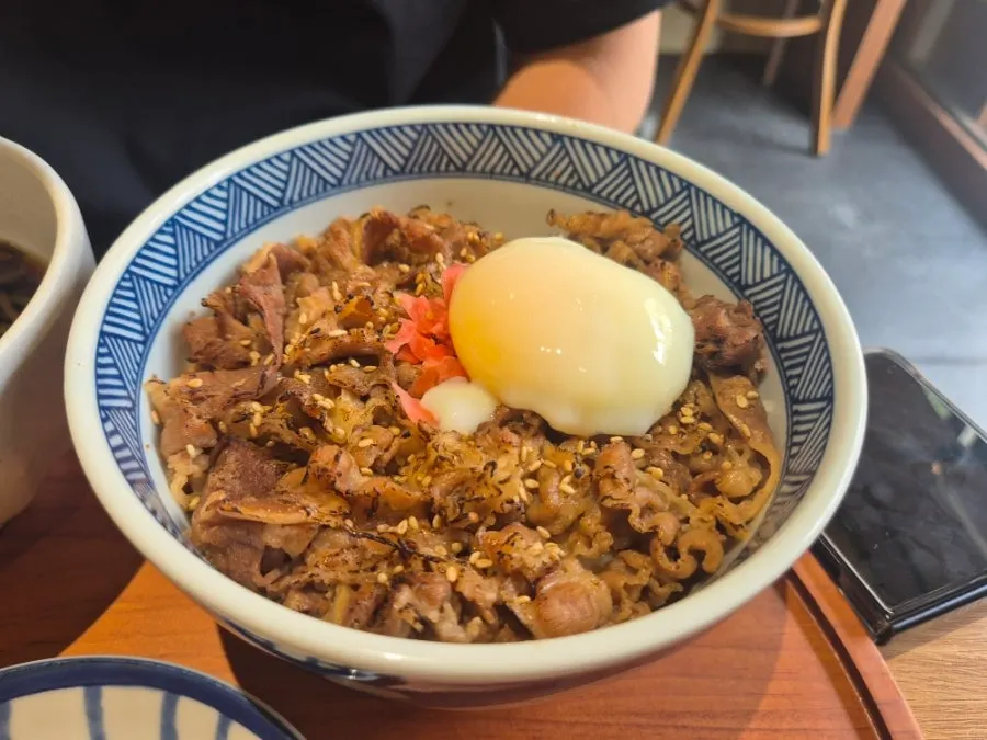 소고기가 담긴 규동