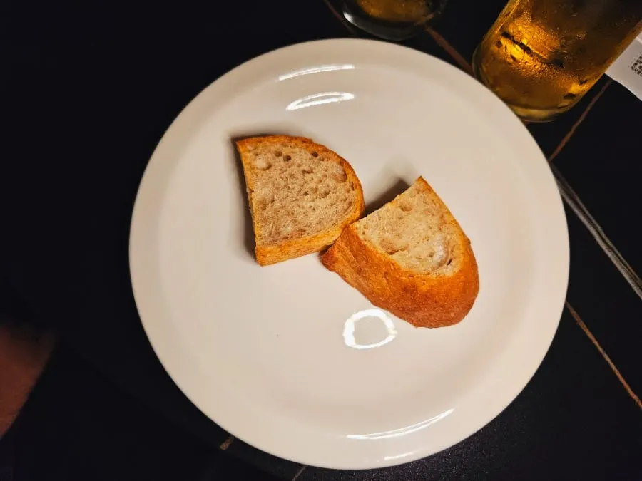 맥주잔 너머로 보이는 재즈 밴드