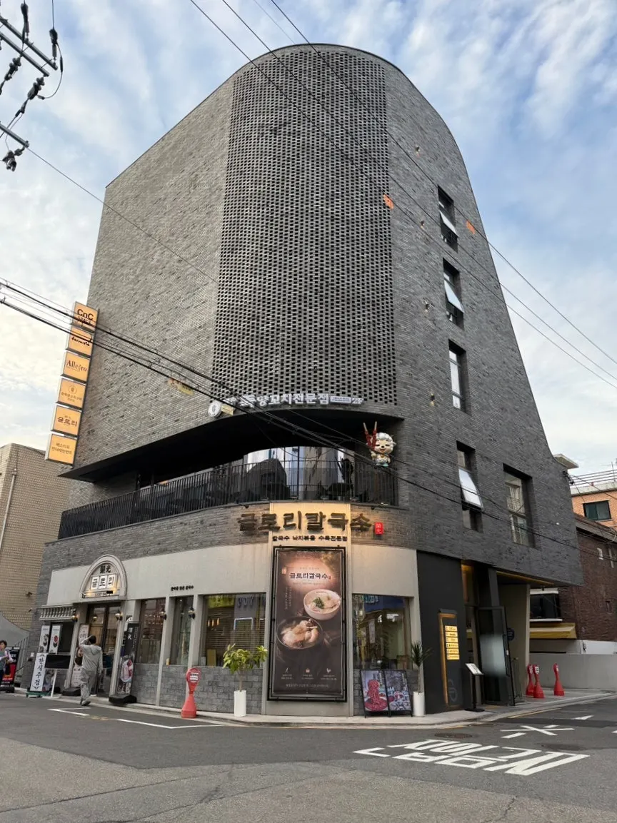Allegro's exterior on the 3rd floor of a kalguksu building